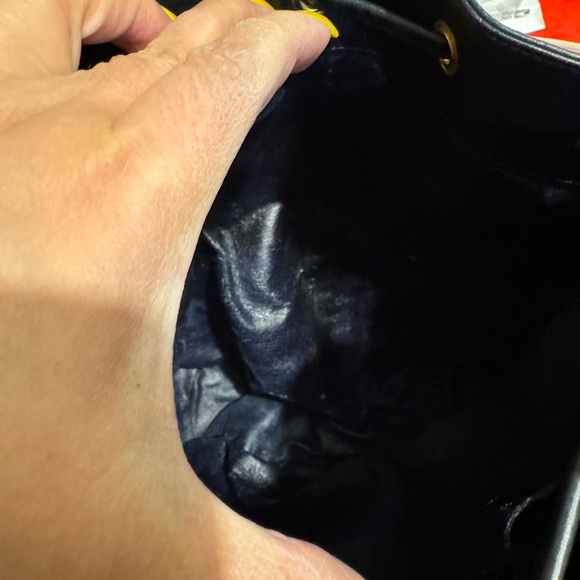 Gucci Stylish Black and Gray Bucket Bag - Picture 7 of 13